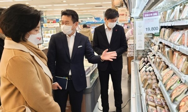 박영선 장관이 백년가게 밀키트 제품이 전시될 장소를 둘러보고 있다. /사진=연합뉴스