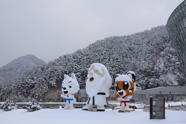 태권도원 설경(태권도원 캐릭터, 왼쪽부터 진진, 백운도사, 태랑)