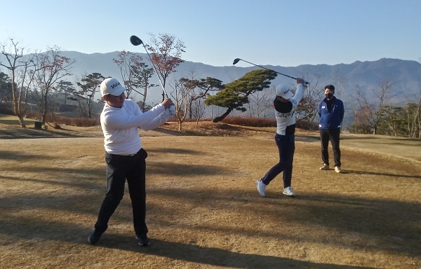 김회철 코치와 안해천, 김태규 골프 선수(오른쪽부터)