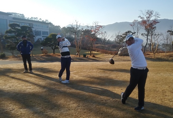 김회철 코치와 안해천, 김태규 골프 선수(왼쪽부터)