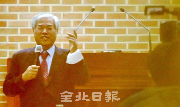 전광훈 목사가 19일 전주시 평화동의 한 교회를 방문해 3·1절 범국민대회를 위한 전국 순회 설교 행사를 열고 교인들에게 설교를 하고 있다. 사진은 문틈 사이로 보인 전광훈 목사의 모습. /조현욱 기자