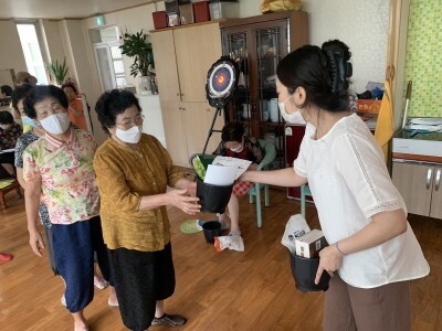 2020년 8월 4일 경로당 어르신들과 함께하는 비대면 프로그램-콩나물과 새싹 세트 나눠드리기 /사진제공=금암노인복지관