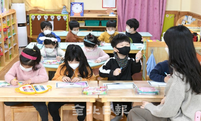 코로나19 국내 확진자 발생 1년을 맞은 20일 자영업자의 매출이 크게 감소하고 장기화로 의료진은 지쳐가고 있으며 마스크 착용은 필수가 된 사회가 되어버렸다. 전주의 한 어린이집에서 한참 뛰놀아야 할 아이들 마져 친구들과 마스크를 쓴 채 그림을 그리고 있다. /오세림 기자