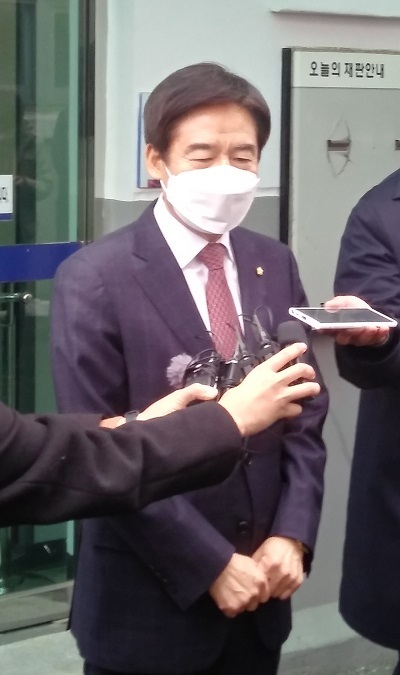 공직선거법 위반 혐의로 불구속 기소된 이용호 의원이 21일 전주지법 남원지원에서 무죄를 선고 받고 소회를 밝혔다. (김영호 기자)