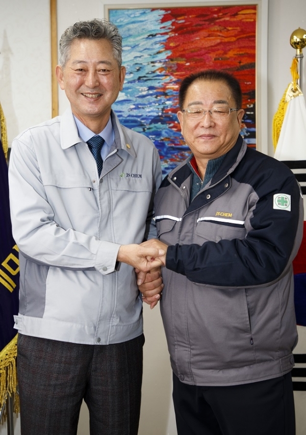 김용현 대표이사(좌)와 송형택 노조위원장