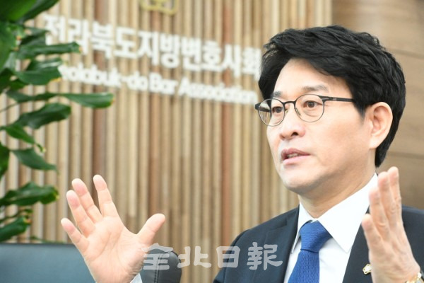 제35대 전북지방변호사회 홍요셉 회장이 사회 취약계층을 위한 공익적 의무와 변호사의 권익과 직역 수호에 나서겠다는 뜻을 전하고 있다. /오세림 기자