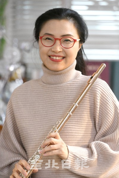 세계 최초 '피겨 플루티스트'인 윤수연 씨가 코로나19 이후 1년 넘게 인라인 스케이트를 타고 거리를 돌며 플루트를 연주해 코로나19로 우울한 시민들에게 위안을 주며 희망을 전하고 있다. /오세림 기자