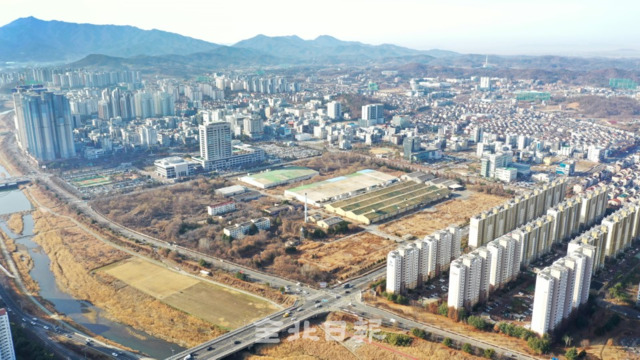 대한방직 전주공장 부지 개발 방식에 대한 시민참여 숙의 토론회 결과가 발표된 25일 대한방직 전주공장 부지가 도청과 경찰청 등 건물에 둘러 쌓인 채 도심 속 섬으로 전락하며 흉물스럽게 자리 잡고 있다. /오세림 기자