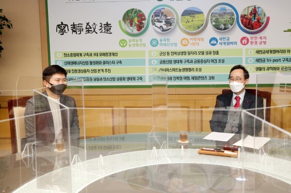 26일 전북도를 방문한 유승민 IOC 위원(왼쪽)이 송하진 도지사와 환담을 나누고 있다.