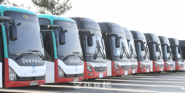 코로나19 장기화로 도내 전세버스 업계가 고사 위기에 처해 있다. 전세버스 63곳의 업체가 휴업하고 세금이라도 줄여보려고 744대의 전세버스가 번호판을 반납해 27일 완주의 한 차고지에 차량 번호판 떼어져 있다. /오세림 기자