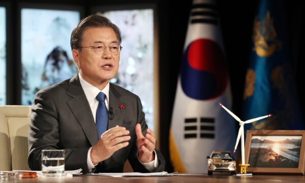 문재인 대통령이 27일 오후 청와대에서 화상으로 열린 2021 세계경제포럼(WEF) 한국정상 특별연설에 참석, 연설하고 있다. /사진=연합뉴스