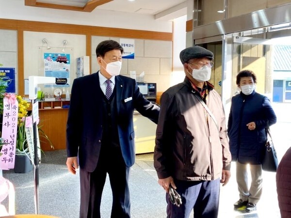 용진신협 정기총회에 참석한 조합원이 체온을 측정하고 있다.