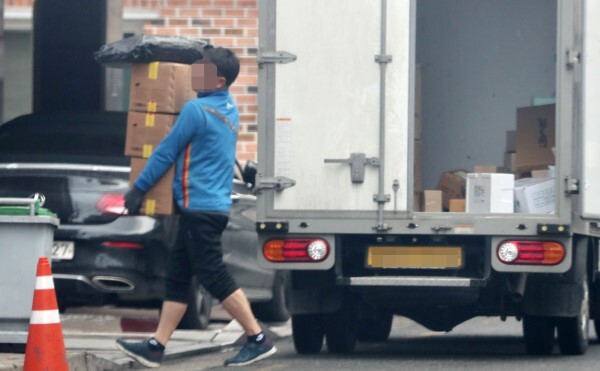 전국택배노조가 29일부터 무기한 총파업에 돌입한다고 밝힌 가운데 28일 전주시 효자동의 한 원룸촌 일대에서 택배기사가 배송을 하고 있다. /조현욱 기자