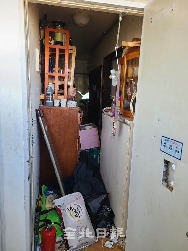 /영구임대주택에 입주중인 저장강박증 어르신의 집