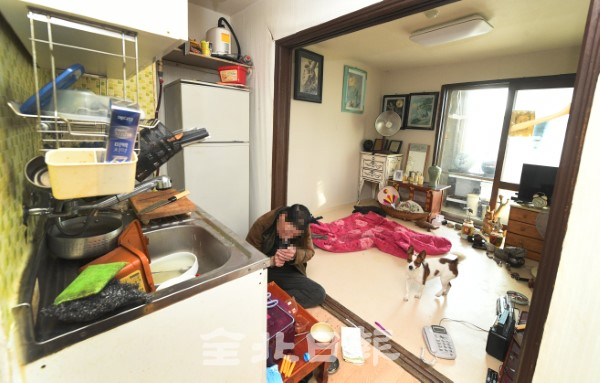 30년이 넘은 전주시 평화동 LH 영구임대단지가 노후된 시설로 취약계층마저 입주를 기피하면서 고립된 슬럼가로 전락해 가고 있는 상황속에 28일 한 입주민이 8평형의 작은 구조에서 힘겨운 겨울나기를 하고 있다. /오세림 기자