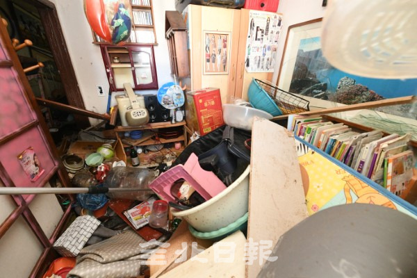 전주시 평화동 영구임대아파트의 저장강박증이 있는 한 세대에 발 디딜 틈 없이 각종 물건들이 쌓여 있다. /오세림 기자