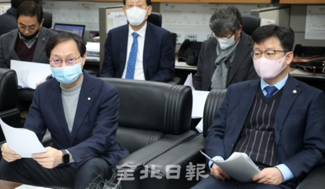 1일 김성주 더불어민주당 전북도당위원장(왼쪽)과 안호영 국회의원이 전북도의회에서 전북형 K-뉴딜 관련 기자간담회를 하고 있다. /조현욱 기자