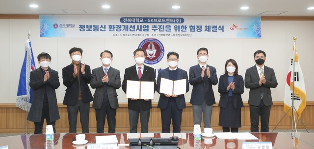 (왼쪽부터) 이상노 기획예산부처장, 송민호 정보전산원장, 김관우 연구부총장, 김동원 총장, 유창완 고객본부장, 강호용 서부그룹장, 김신영 서부그룹 영업담당, 박인태 서부그룹 서부기업영업팀장.