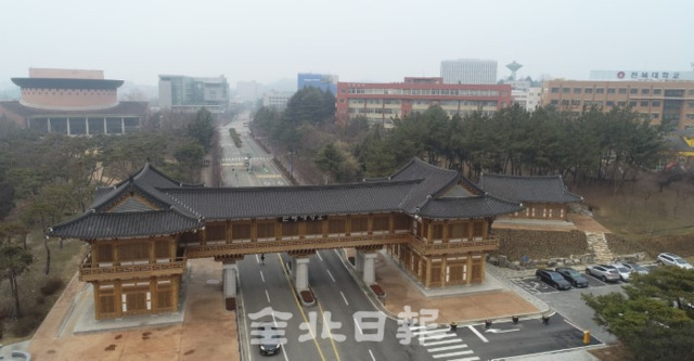최근 전북대학교가 추진했던 캠퍼스 조성사업 곳곳에서 잡음이 나고 있다. 사진은 1일 하늘에서 바라본 전북대학교 전경.