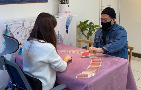 군산 구도심 상인이 전문가에게 타로를 통한 심리상담을 받고 있다.