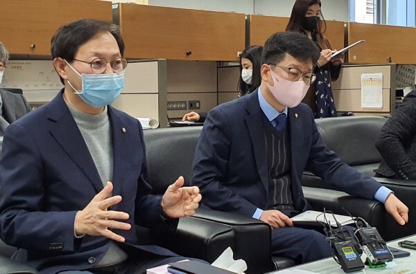 더불어민주당 김성주(왼쪽)·안호영 국회의원이 1일 전북도의회서 기자간담회를 하고 전북형 K-뉴딜에 관해 설명하고 있다. 이들은 