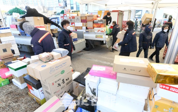 민족 최대의 명절인 설 명절을 앞뒀지만 코로나19로 만날 수 없는 가족과 지인들에게 보내는 명절 선물 택배가 급증하면서 2일 전주동전주우체국에서 배송을 위해 택배상자를 분류하고 있다. /오세림 기자