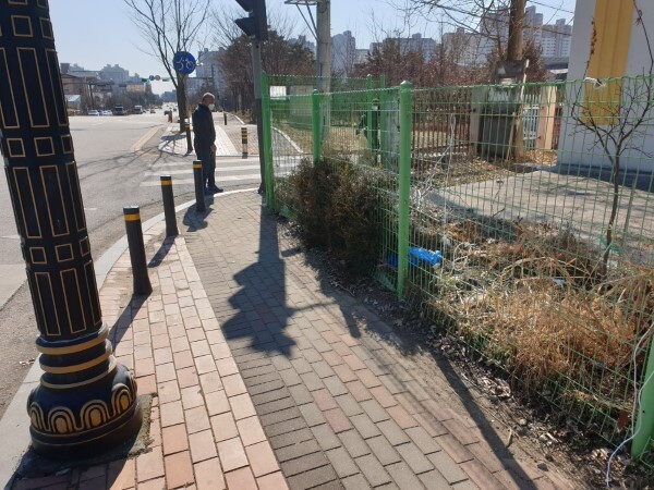 익산시 모현동 고려빌라 펜스 바깥쪽 자투리땅 모습. 보도블록이 깔려 있고 시민 누구나 인도로 사용하고 있다.