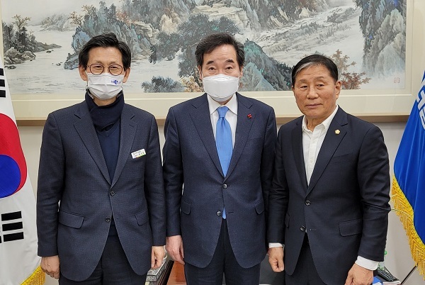 유기상 고창군수와 진남표 고창군의회 의원이 이낙연 더불어민주당 대표와 사진을 찍고 있다.