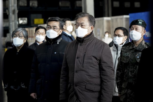 문재인 대통령이 3일 오전 인천국제공항 대한항공 화물터미널에서 열린 코로나19 백신 수송 모의훈련을 참관하고 있다. /사진=연합뉴스