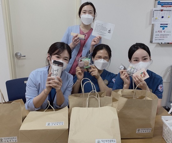 휴게실에서 기부물품을 전달 받고 환하게 웃고 있는 간호사들 모습