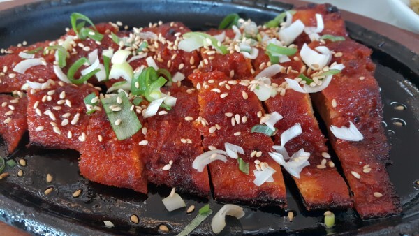 인제 용대황태에 갖가지 양념을 입힌 황태구이.