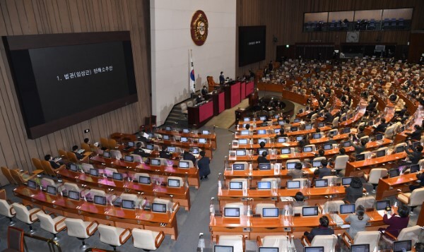 4일 국회 본회의에서 '법관 임성근 탄핵소추안'이 통과되고 있다. /사진=연합뉴스