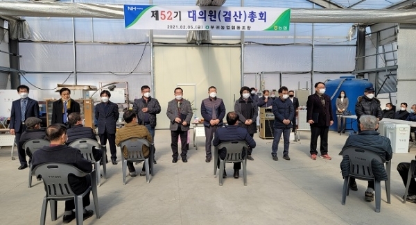 지난 5일 부귀농협 대의원총회에서 선출된 이사 9명이 김영배 조합장과 함께 기념촬영을 하고 있다. 왼쪽부터 김영배 조합장, 김경춘 고영태 장한수 김진국 김상곤 김선자 김병규 박진수 박성하 이사 당선자.