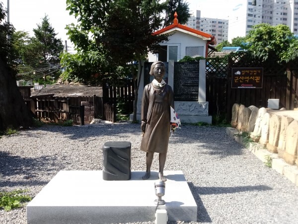 군산 동국사 내 평화의소녀상