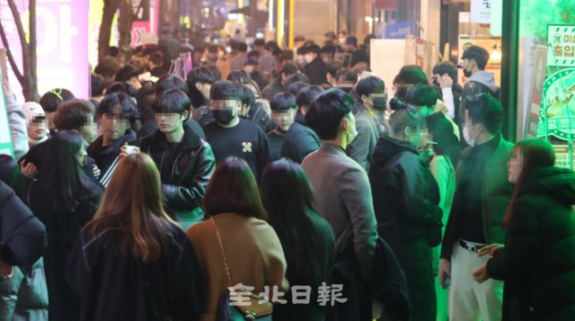 최근 서울시 광진구 헌팅포차에서 코로나19 집단감염이 일어나고 있는 가운데 6일 전주 신시가지 헌팅포차에서 오후 9시가 지나자 가게 안에 있던 손님들이 우르르 몰려나오고 있다. 집합금지는 온데간데 없었고 마스크 미착용자들도 심심찮게 볼 수 있었다. /조현욱 기자