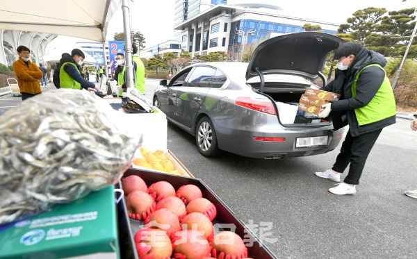 전북도는 설 명절을 앞두고 6일 도청 주차장에서 도내 우수 농수산물 드라이브 스루 판매 행사를 열어 차량에 구매물품을 싣고 있다. /오세림 기자