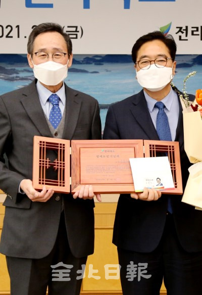 더불어민주당 우원식 국가균형발전특별위원회 위원장은 5일 전북을 방문해 전북 서남권 해상풍력 발전단지 추진 기여로 명예도민증을 수여받고 송하진 도지사와 기념촬영을 하고 있다. /오세림 기자