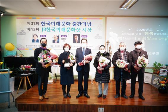 왼쪽부터 박재천 전주세계소리축제 집행위원장, 유현상 시인 배우자, 박종은 시인, 고명구 무용가, 진효근 회장, 곽풍영 사진작가.