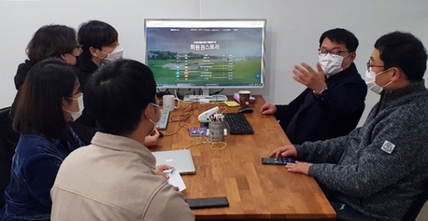 회원권스토리 직원들이 회의를 하고 있다.