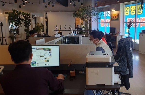 회원권스토리에서 직원들이 근무하는 모습.