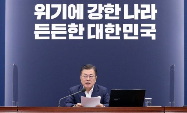 문재인 대통령이 8일 오후 청와대에서 열린 수석·보좌관 회의에서 발언을 하고 있다. /사진=연합뉴스