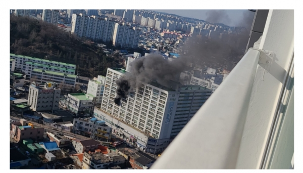 군산 장재동의 한 아파트에서 불이나 검은연기가 치솟고 있다. / 사진=독자제공