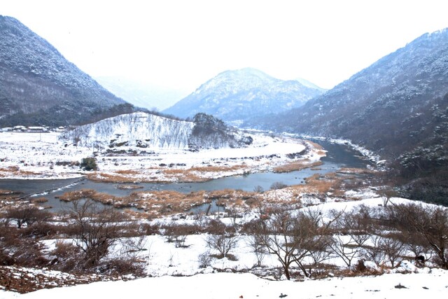 나즈막한 산자락 아래 굽이쳐 흐르는 섬진강의 풍경이 절경을 자아낸다