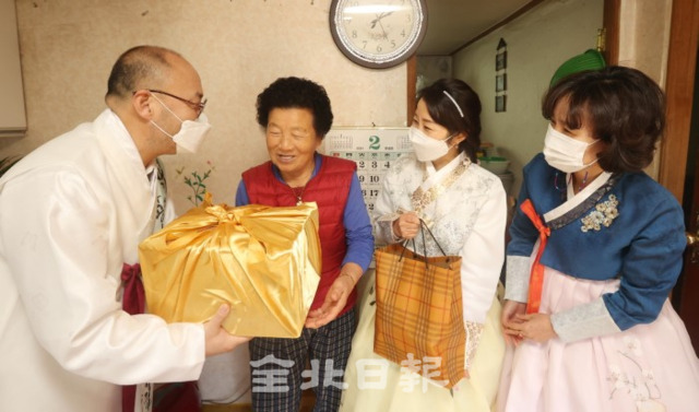 설 연휴를 이틀 앞둔 9일 주 금암노인복지관 서양열 관장과 직원들이 취약계층 가정을 방문해 식료품과 상비약, 생필품 등을 전달하고 있다. /조현욱 기자