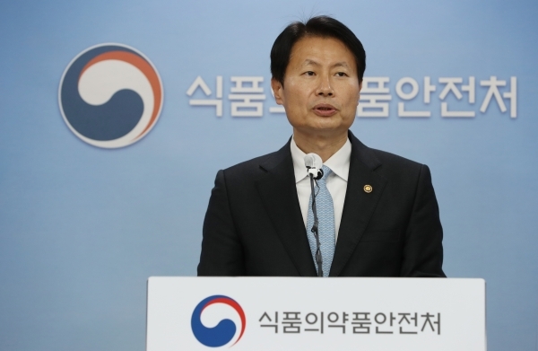 김강립 식품의약품안전처장이 10일 오후 충북 청주시 식약처 회의실에서 아스트라제네카 신종 코로나바이러스 감염증(코로나19) 백신을 허가 한다는 내용의 브리핑을 하고 있다.  /연합뉴스