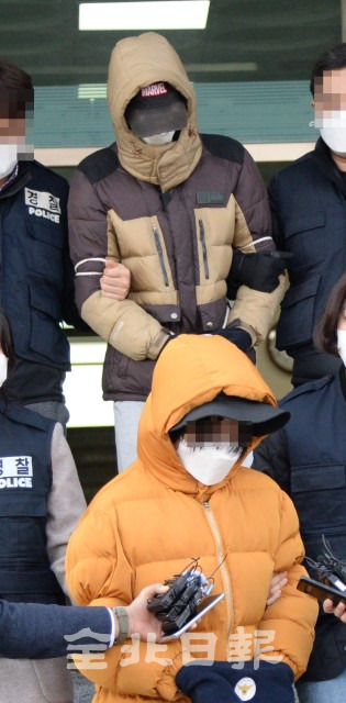 익산에서 생후 2주가량 된 남자 아이를 숨지게 한 협의로 긴급체포된 부모가 12일 영장실질 심사를 위해 전주덕진경찰서를 나서고 있다. /오세림 기자