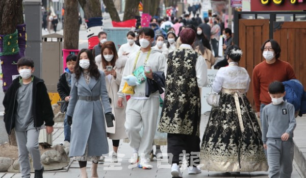 설 연휴 마지막 날인 14일 고향을 떠나는 방문객들이 전주 한옥마을에서 산책을 즐기며 아쉬움을 달래고 있다. /조현욱 기자
