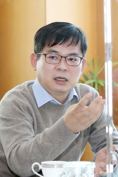 허태웅 농촌진흥청장이 지난 4일 전북일보 인터뷰 중 디지털농업에 대해 설명하고 있다.