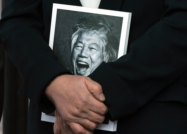 백기완 통일문제연구소장이 15일 투병 끝에 별세했다. 향년 89세. 이날 오전 빈소가 마련된 서울 종로구 서울대학교병원 장례식장 앞에서 고 백기완 선생의 장녀 백원담 교수가 기자회견을 하며 고인의 책자를 끌어안고 있다. /연합뉴스