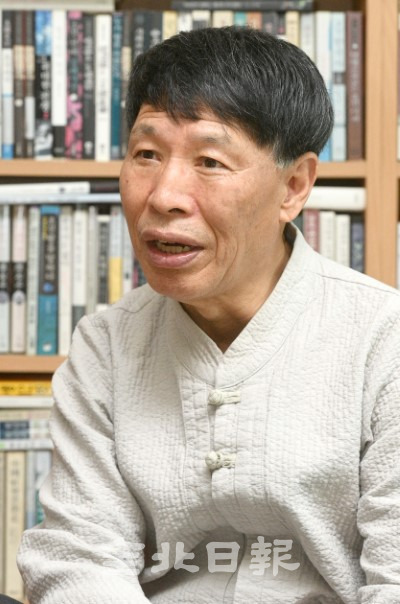 도보여행가 신정일 씨가 책으로 둘러싸인 자택에서 '길이 집이요 집이 길이다'라며 걸으면서 얻은 해안을 이야기 하고 있다. /오세림 기자